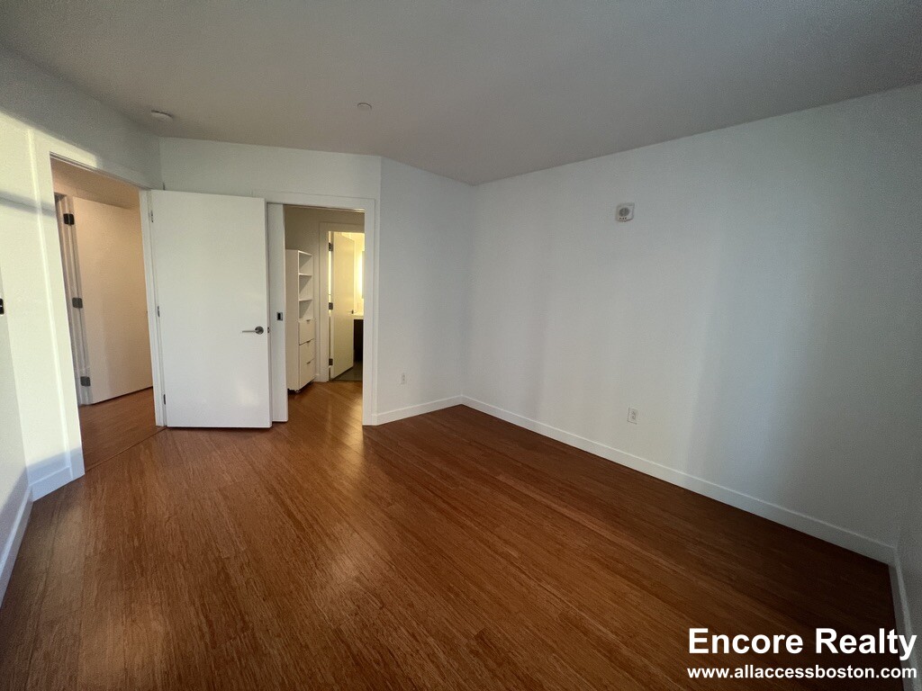 120 Kingston St, Chinatown