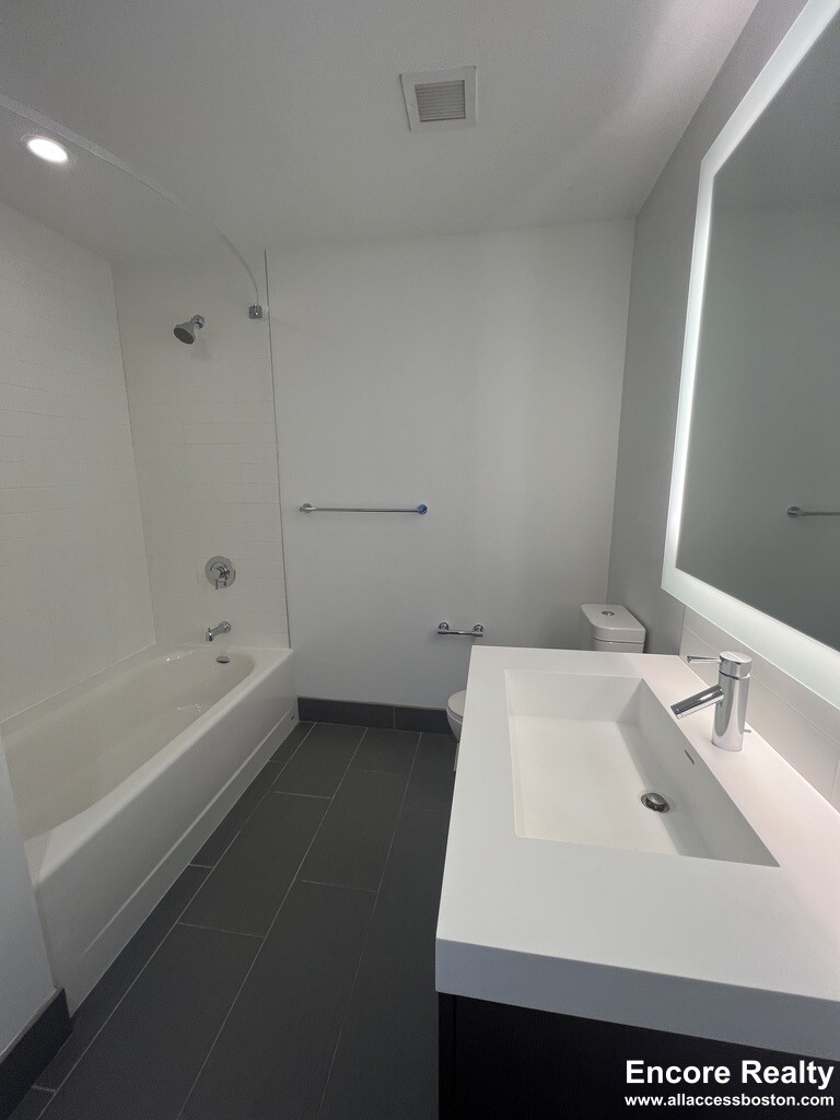 120 Kingston St, Chinatown