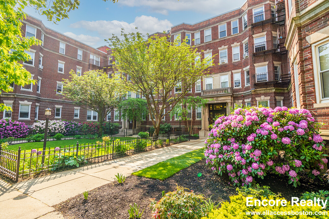 102 Queensberry St, Fenway