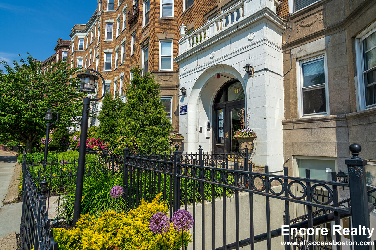 117 Park Dr, Fenway