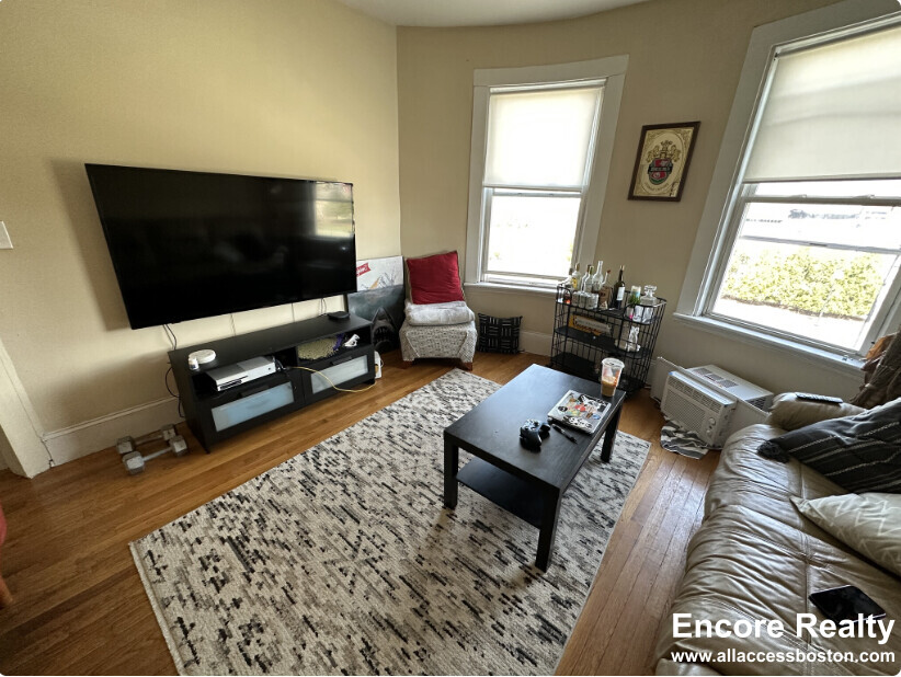 861 1st St, South Boston