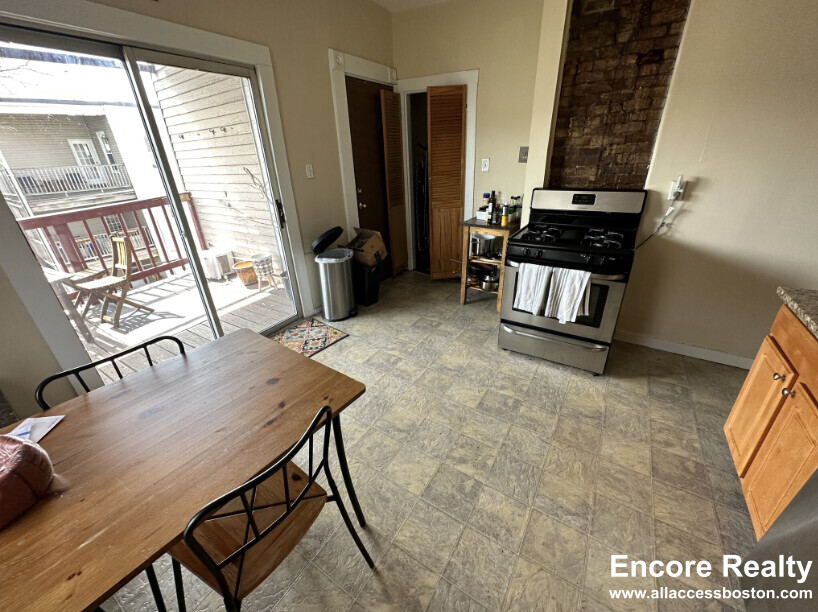 861 1st St, South Boston