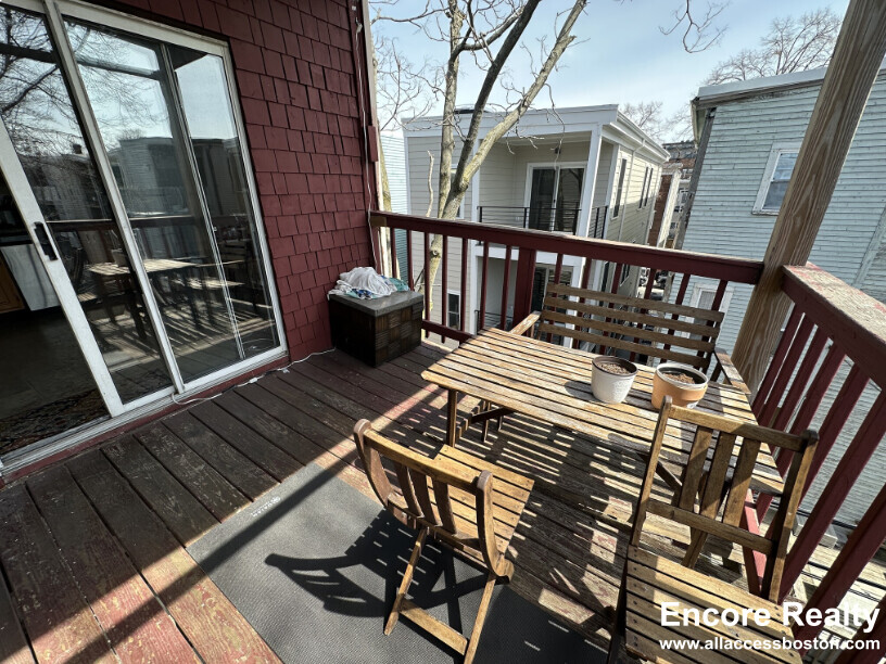 861 1st St, South Boston