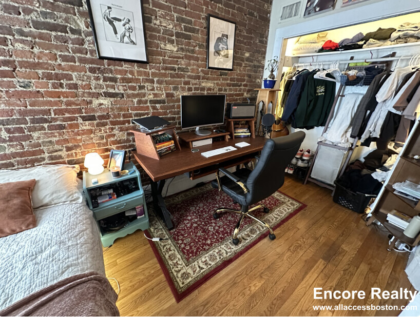 861 1st St, South Boston