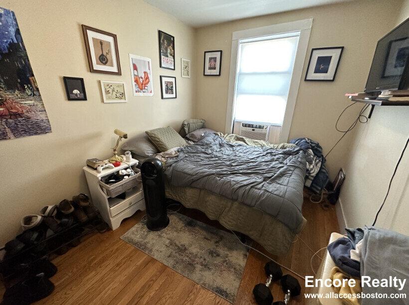 861 1st St, South Boston