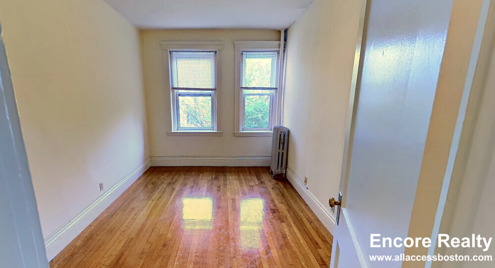 102 Queensberry St, Fenway