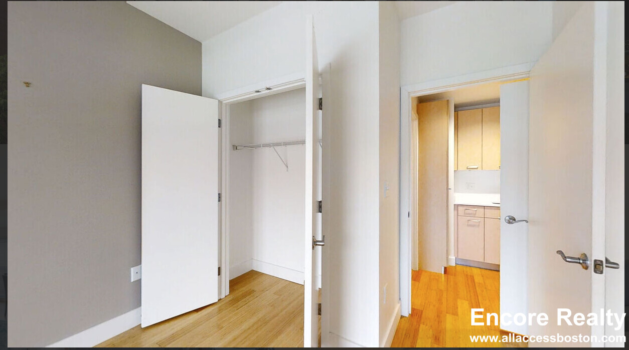 1085 Boylston St, Fenway