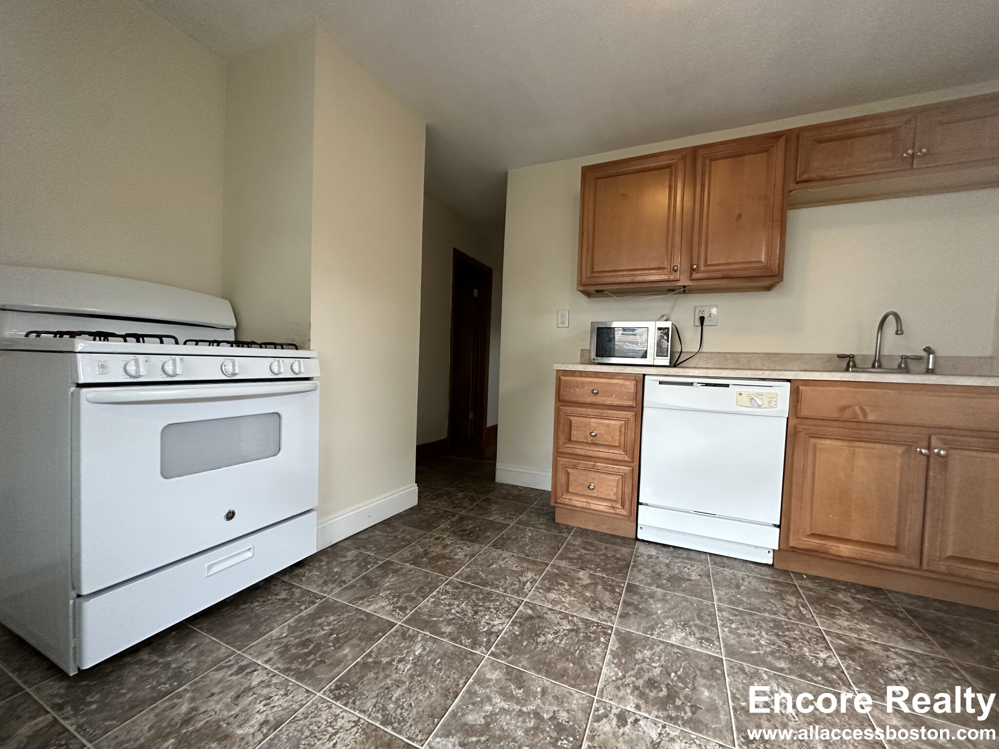 2386 Massachusetts Ave, North Cambridge