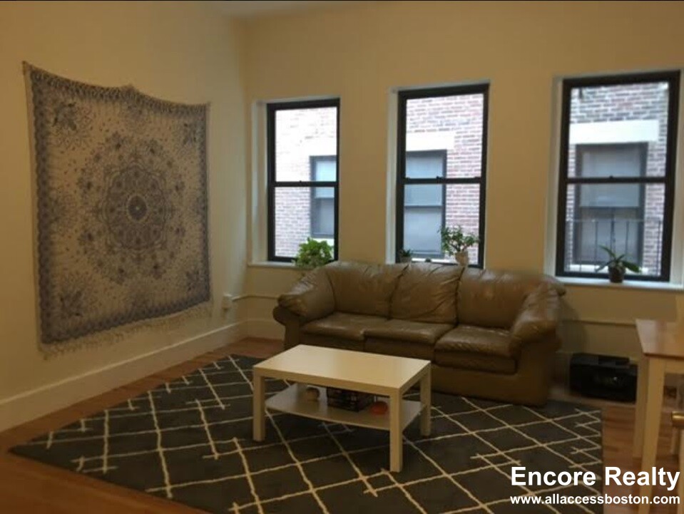 15 Aberdeen St, Fenway