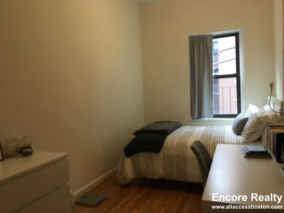 15 Aberdeen St, Fenway