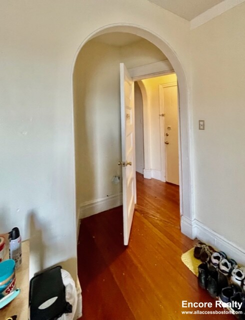 186 Naples Rd, Coolidge Corner