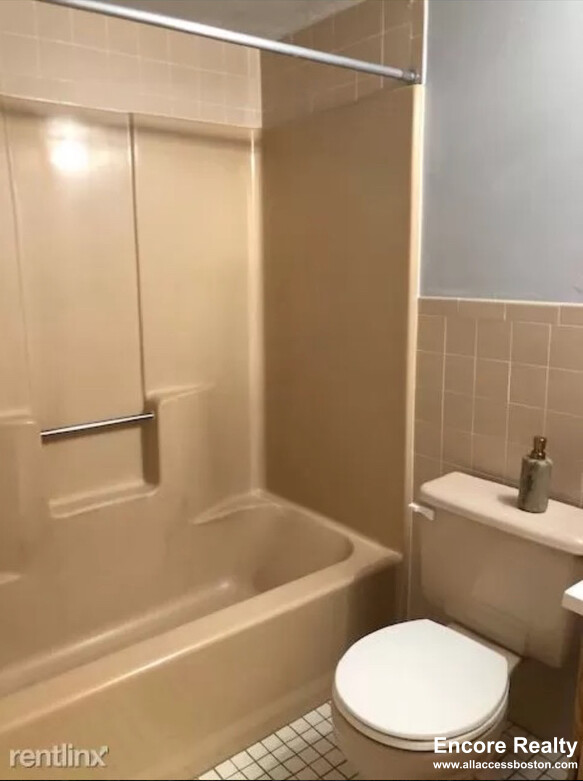 80 Gardner St, Allston