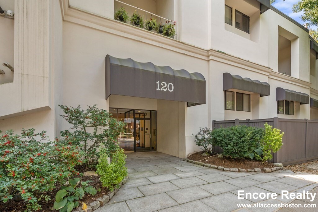 120 Beaconsfield Rd, Brookline Hills