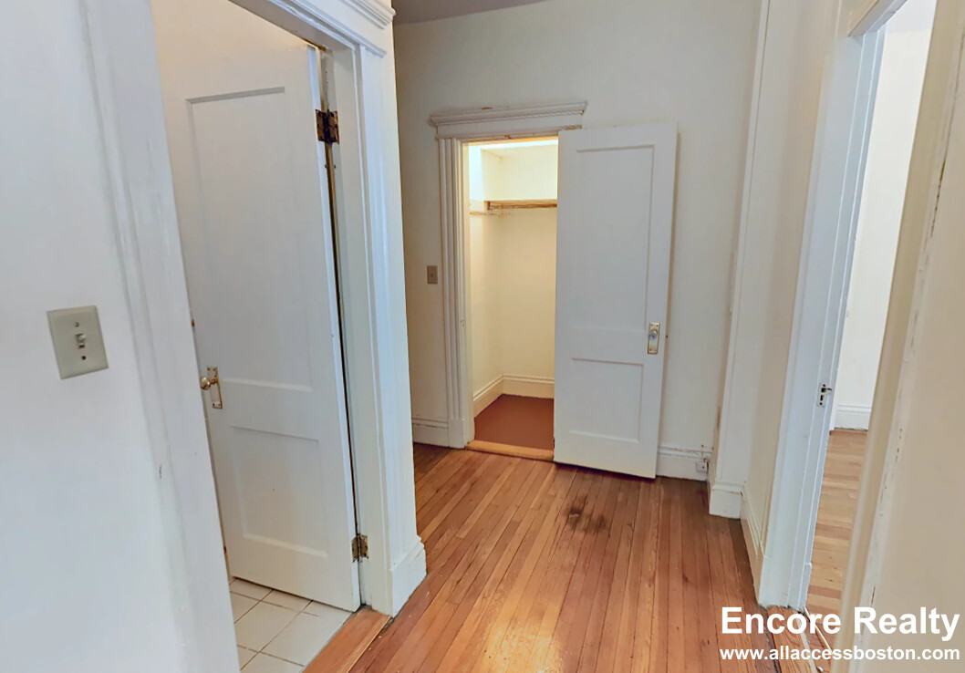 107 Queensberry St, Fenway