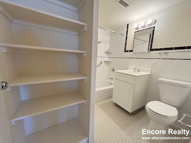 101 Monmouth St, Longwood