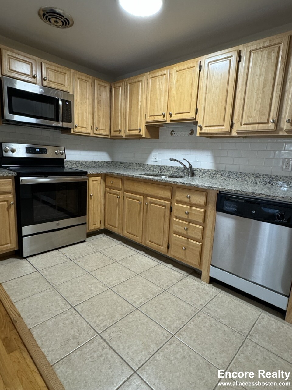 110 Babcock St., Unit 37 , Brookline - Coolidge Corner, MA 02446 110 Babcock St., Unit 37 , Brookline - Coolidge Corner, MA 02446