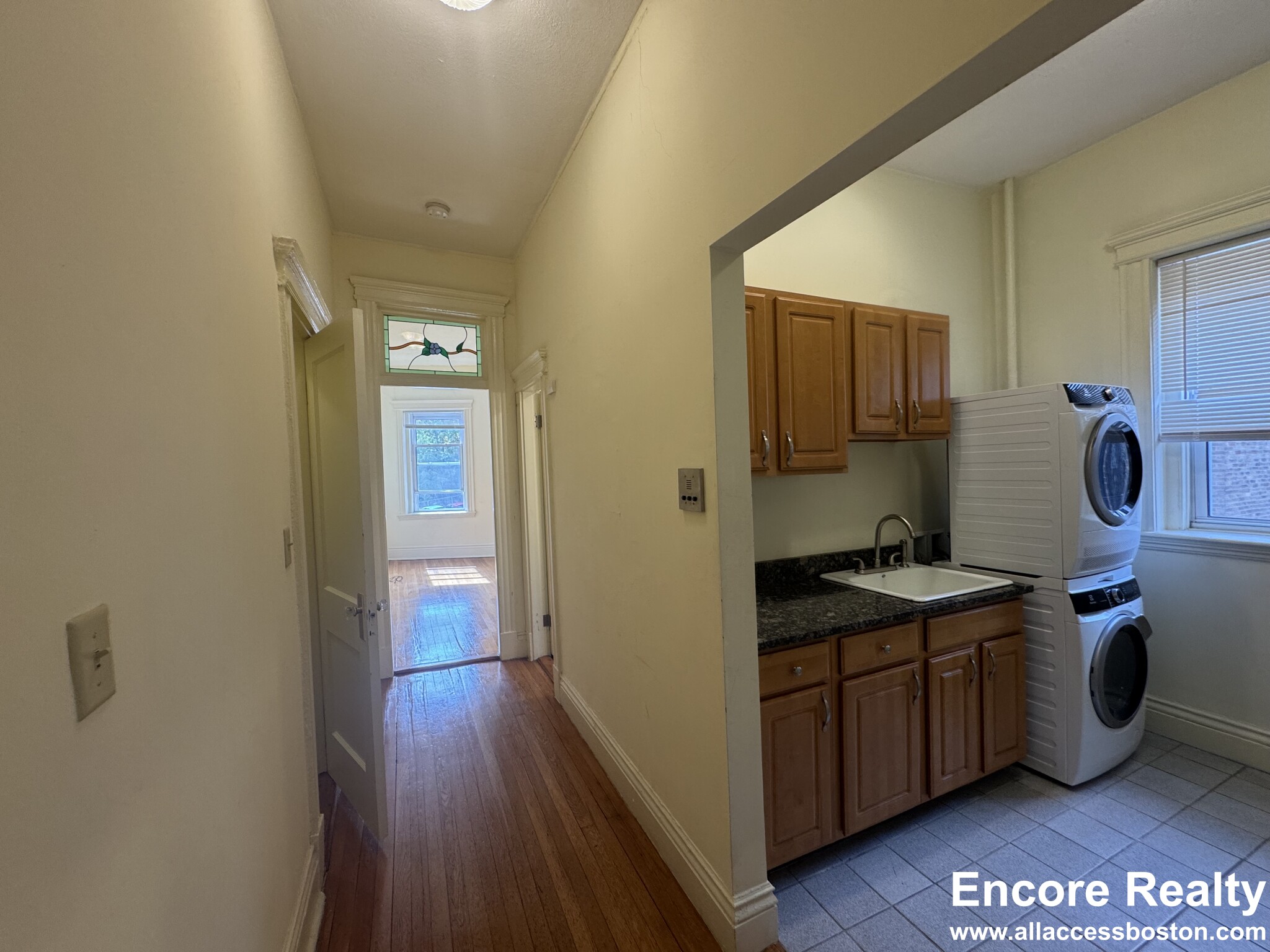 Studio bed, 1 bath apartment for rent at 106 Queensberry St Unit 106-2, Fenway — photo 5 of 14