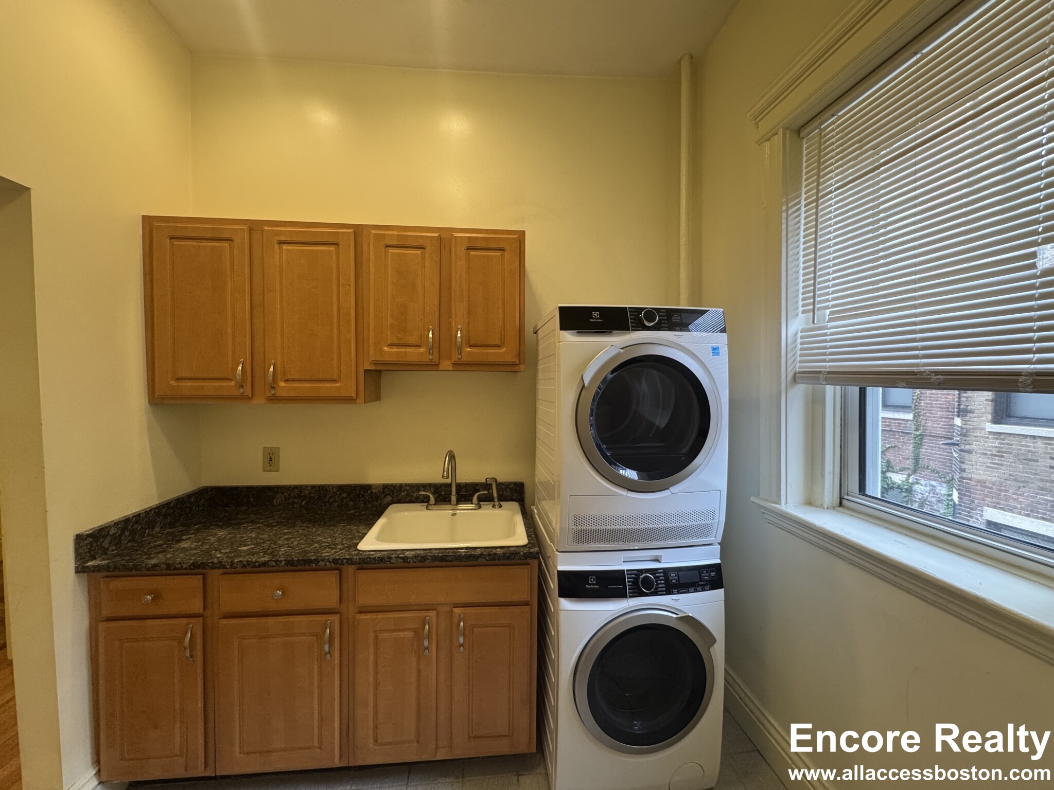 Studio bed, 1 bath apartment for rent at 106 Queensberry St Unit 106-2, Fenway — photo 2 of 14
