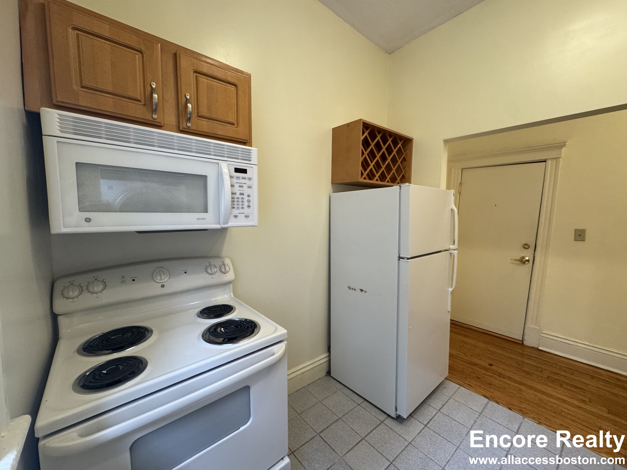 Studio bed, 1 bath apartment for rent at 106 Queensberry St Unit 106-2, Fenway — photo 3 of 14