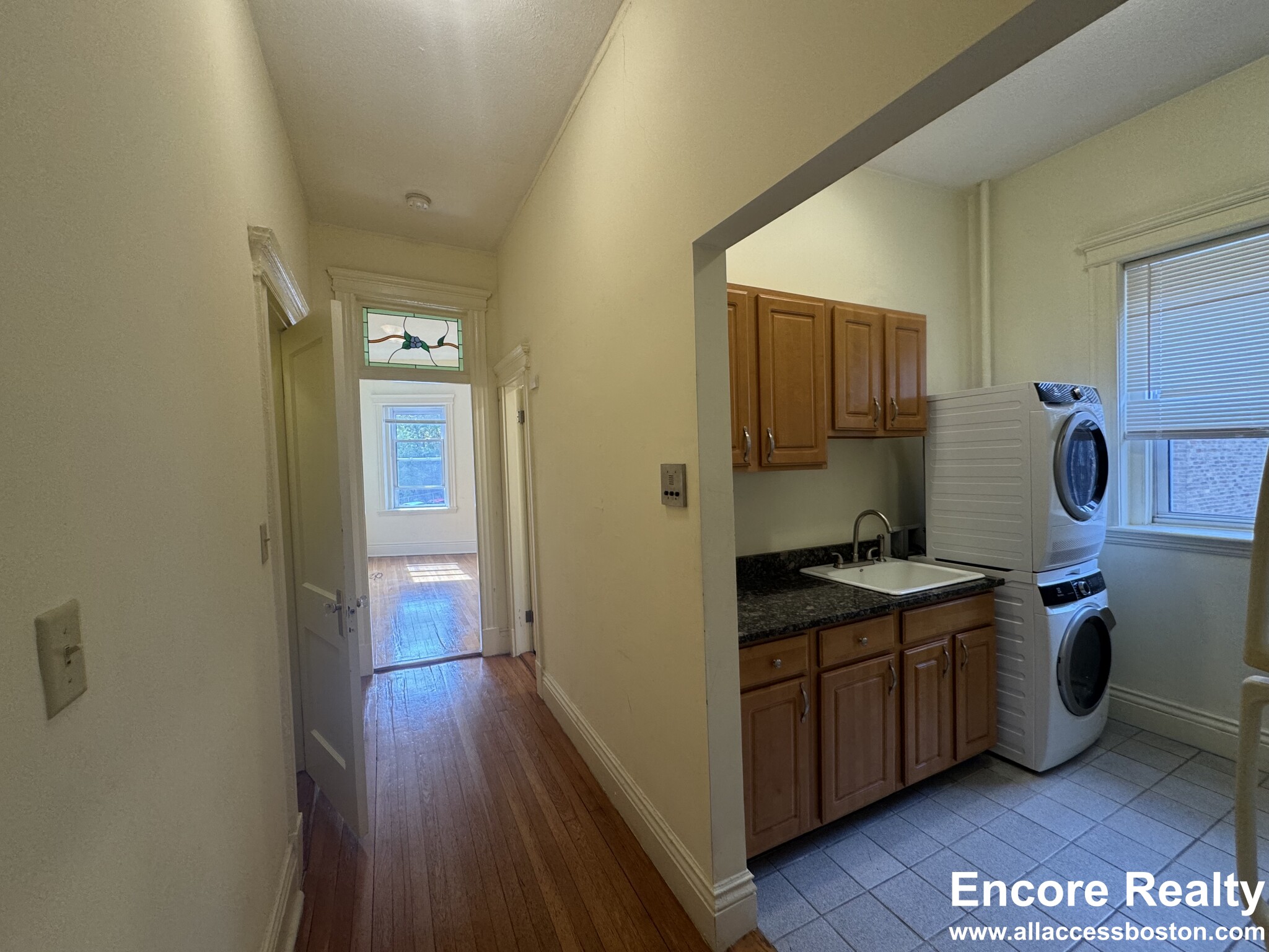 Studio bed, 1 bath apartment for rent at 106 Queensberry St Unit 106-2, Fenway — photo 4 of 14