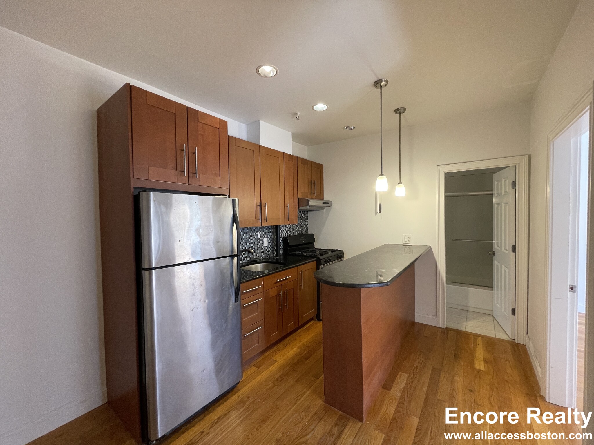 11 Peterborough St., Boston, MA - 2,800 USD/ month