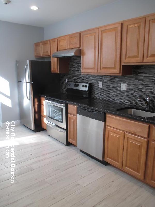 4 Greenway Ct, North Brookline