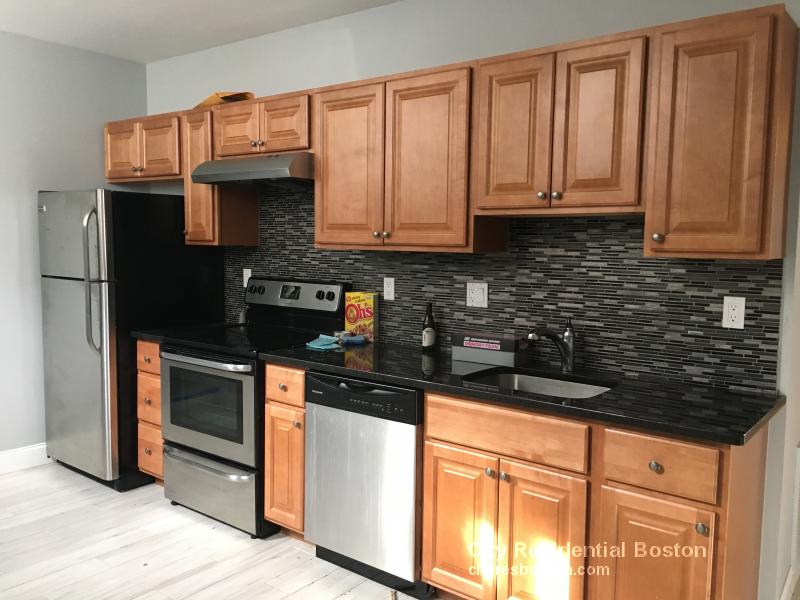 4 Greenway Ct, North Brookline