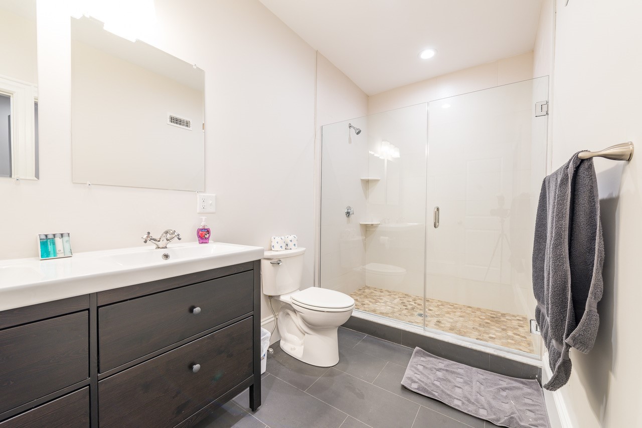 2044 Beacon St, Waban