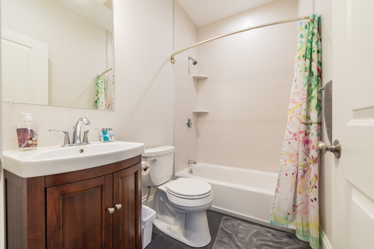 2044 Beacon St, Waban