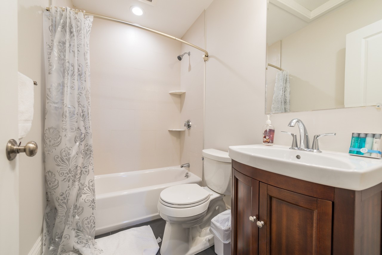 2044 Beacon St, Waban