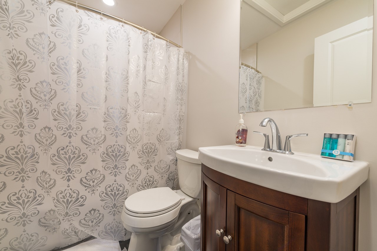 2044 Beacon St, Waban