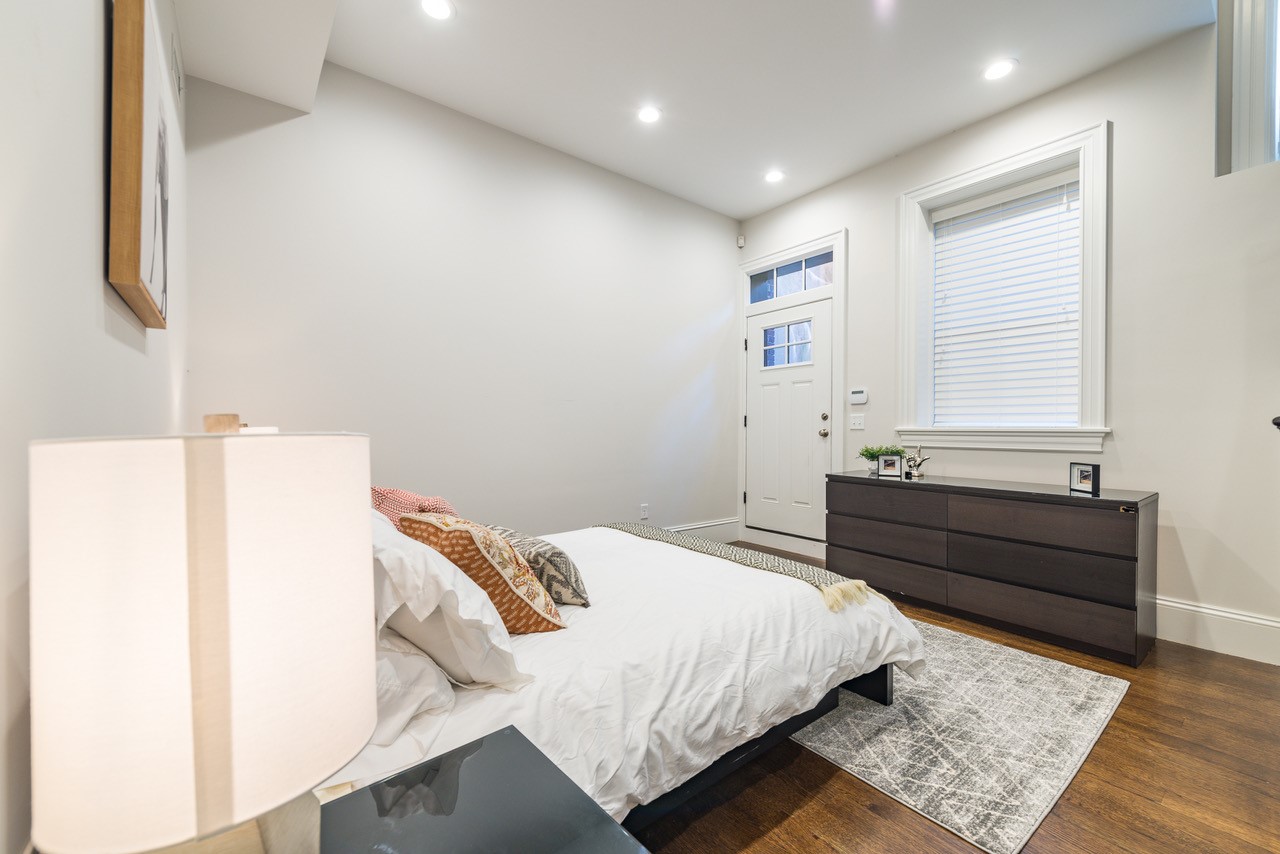 2044 Beacon St, Waban