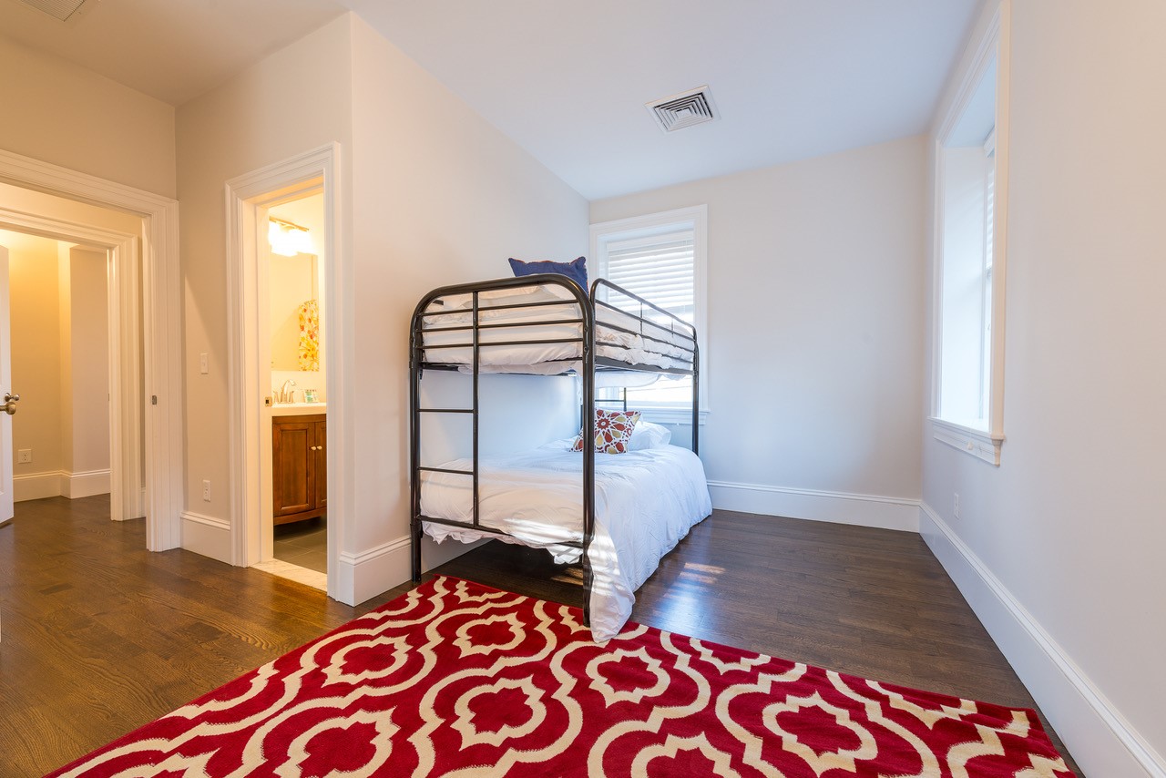 2044 Beacon St, Waban