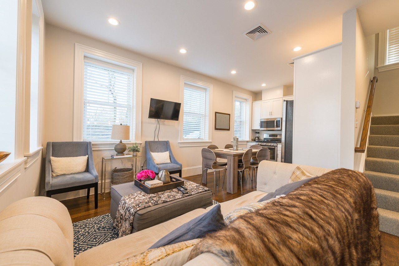 2044 Beacon St, Waban