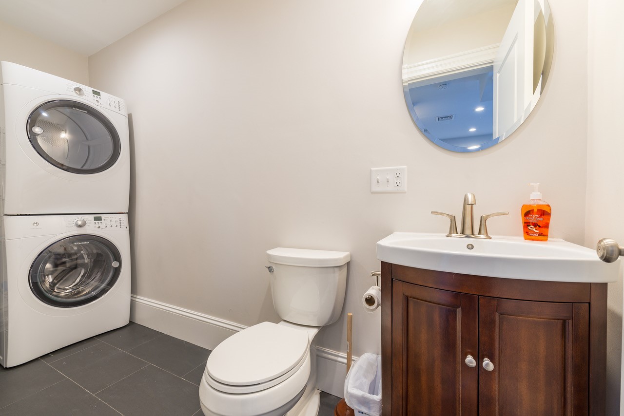 2044 Beacon St, Waban