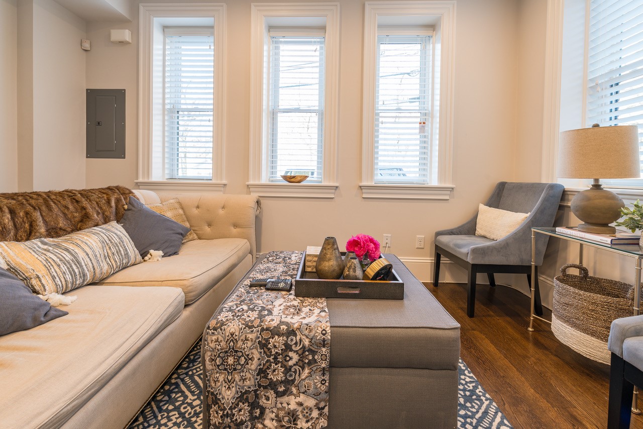 2044 Beacon St, Waban