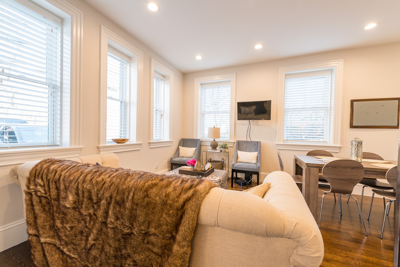 2044 Beacon St, Waban