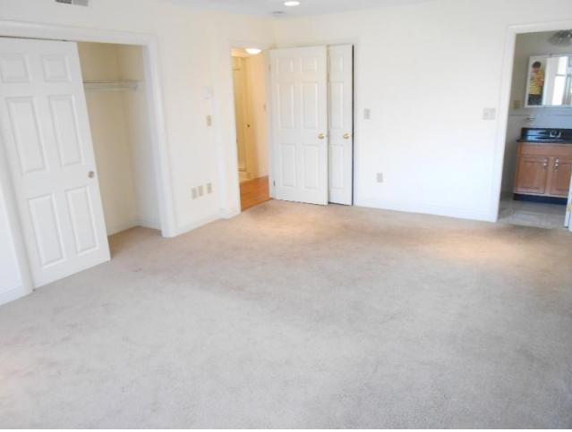 320 Hammond Pond Pkwy, Newton