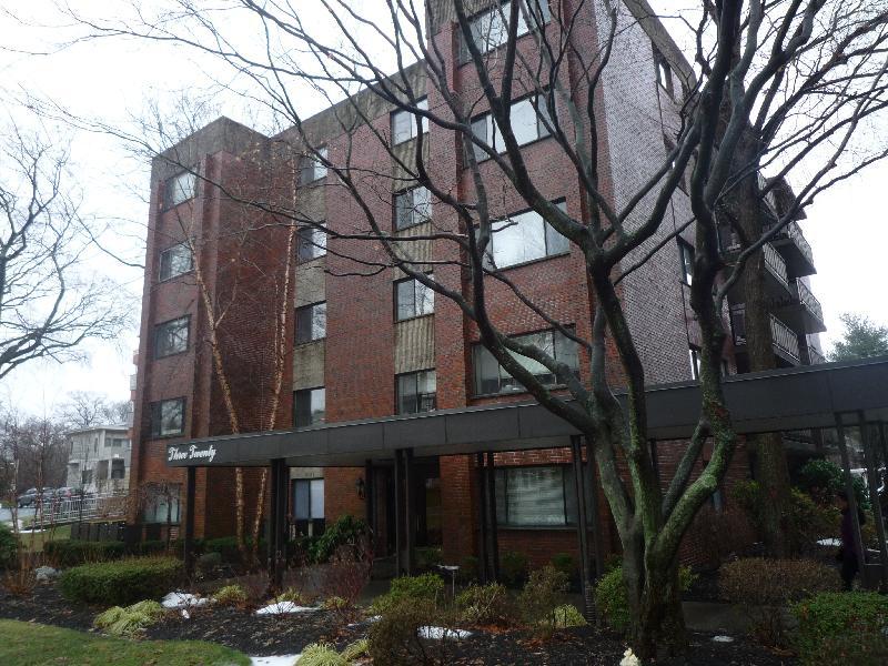 320 Hammond Pond Pkwy, Chestnut Hill