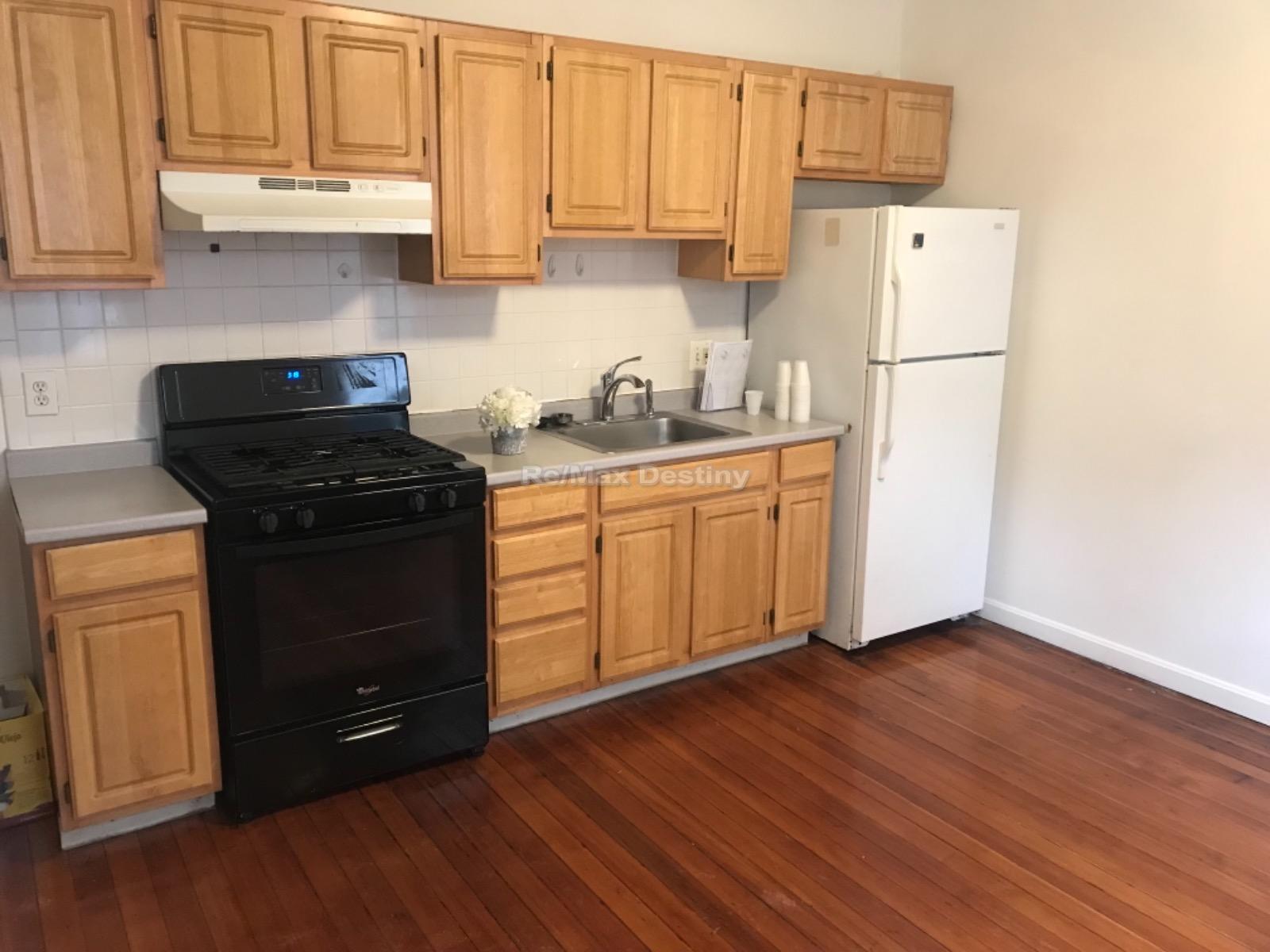 4 bed, 2 bath apartment for rent at 20 Madison St Unit 3, Spring Hill — photo 2 of 16