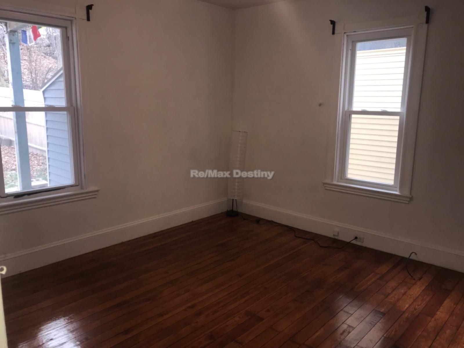 4 bed, 2 bath apartment for rent at 20 Madison St Unit 3, Spring Hill — photo 7 of 16