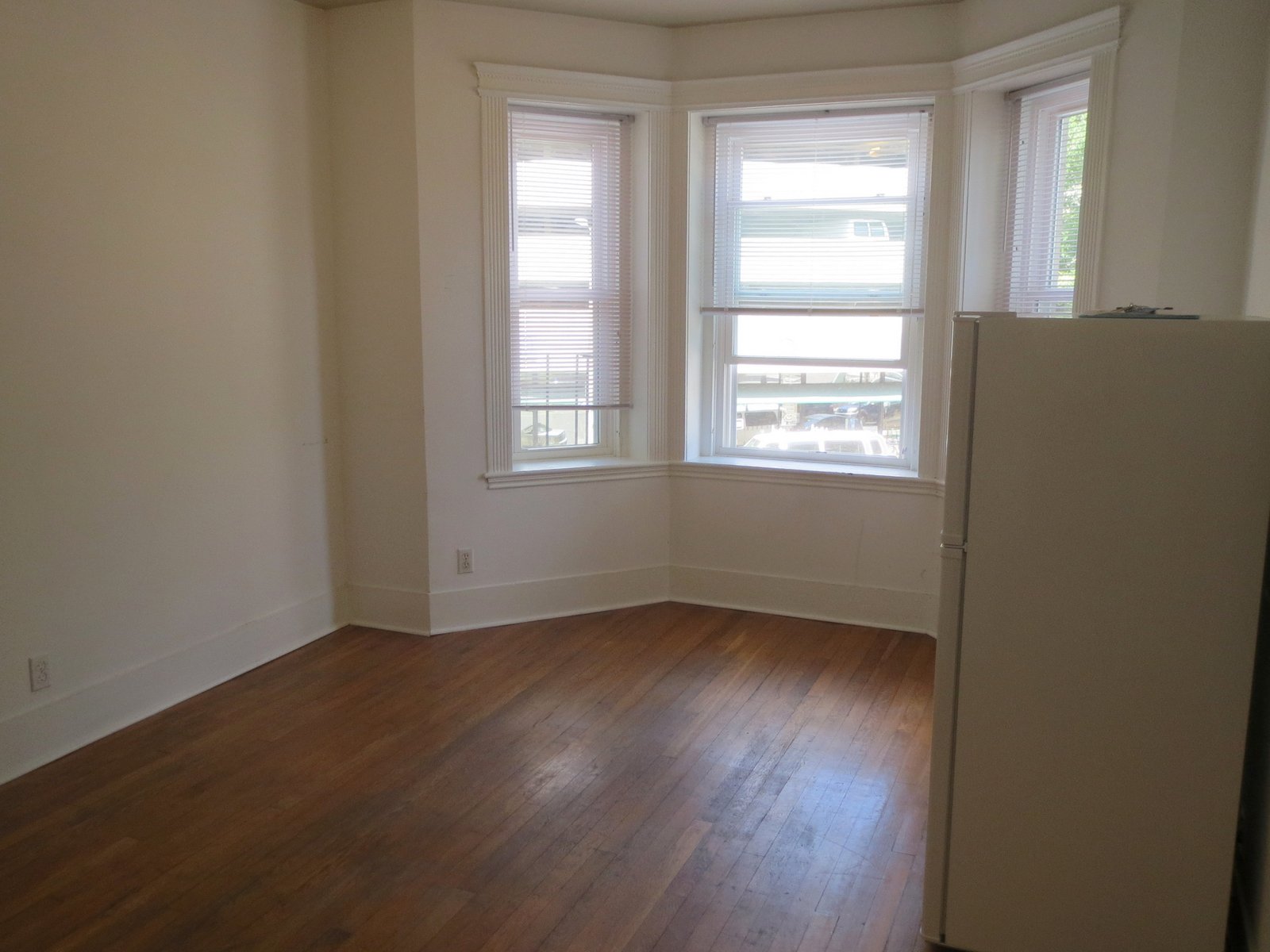 Listing featured image