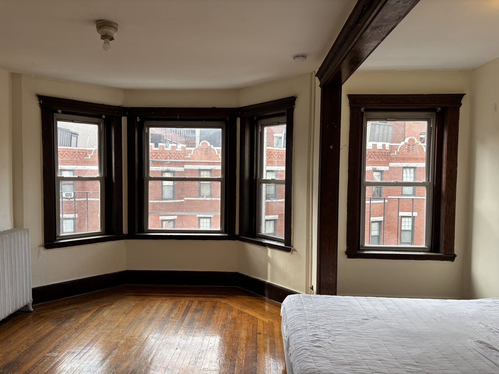 Listing featured image