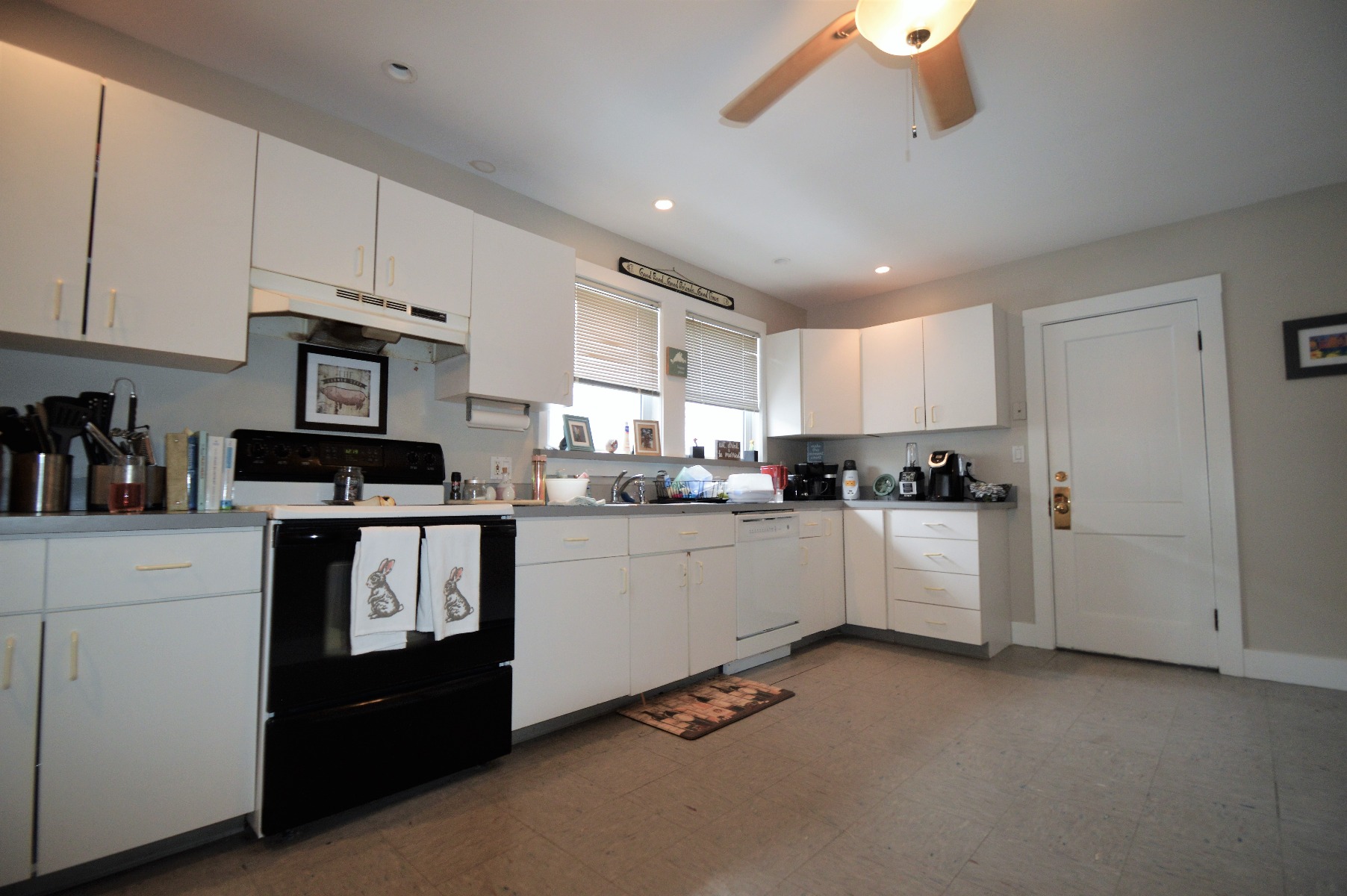 4 bed, 2 bath apartment for rent at 54 Manthorne Rd Unit 2, West Roxbury — photo 2 of 16
