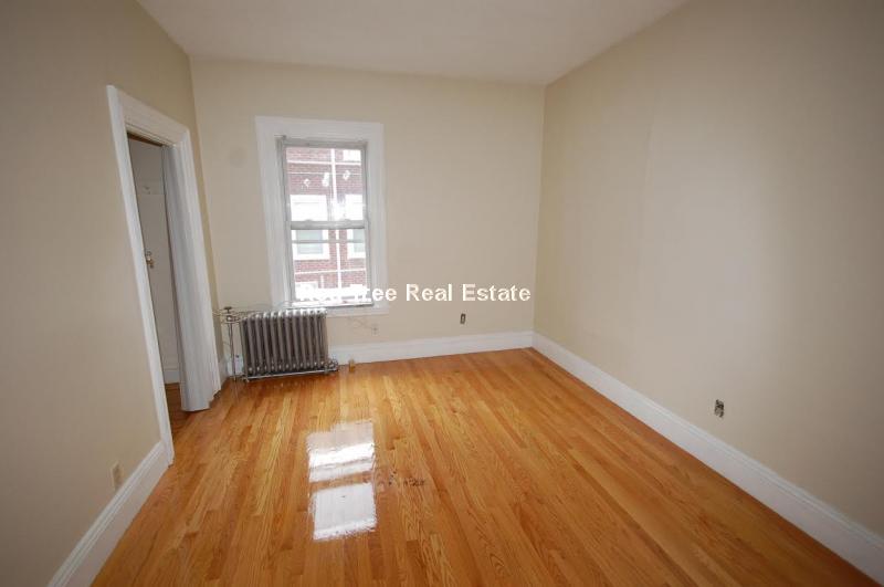 33 Pratt St, Allston