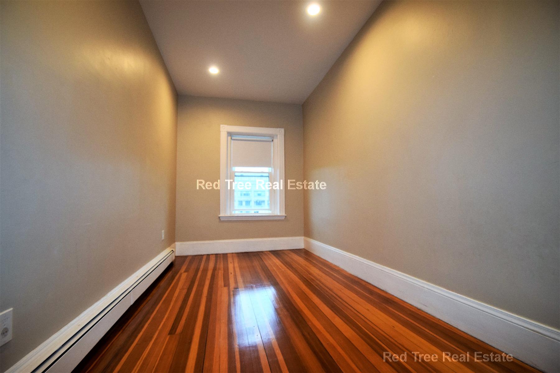 1736 Beacon St, Washington Square