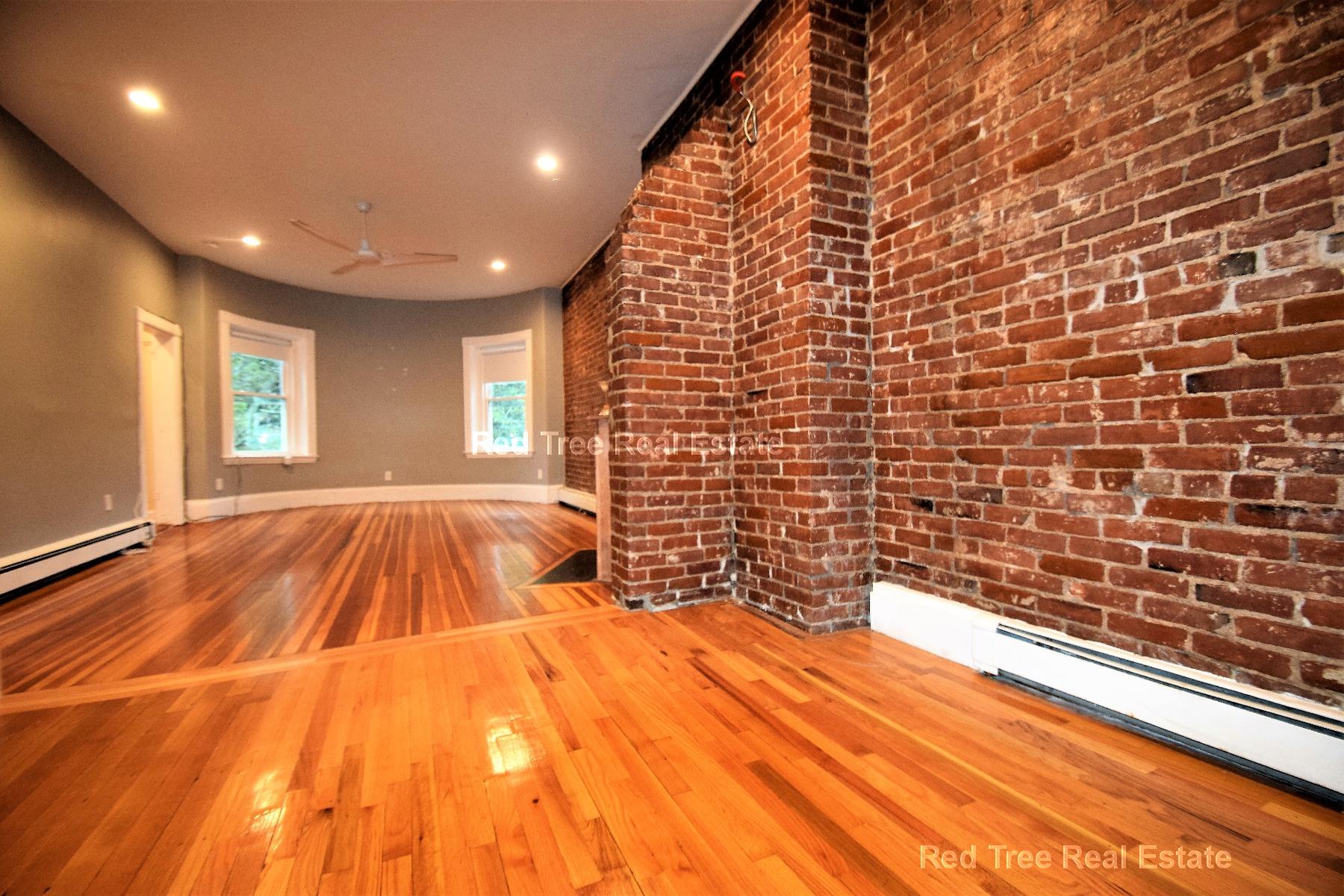 1736 Beacon St, Washington Square