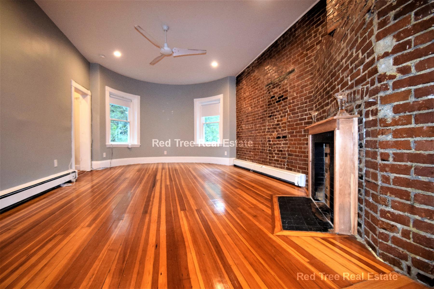 1736 Beacon St, Washington Square