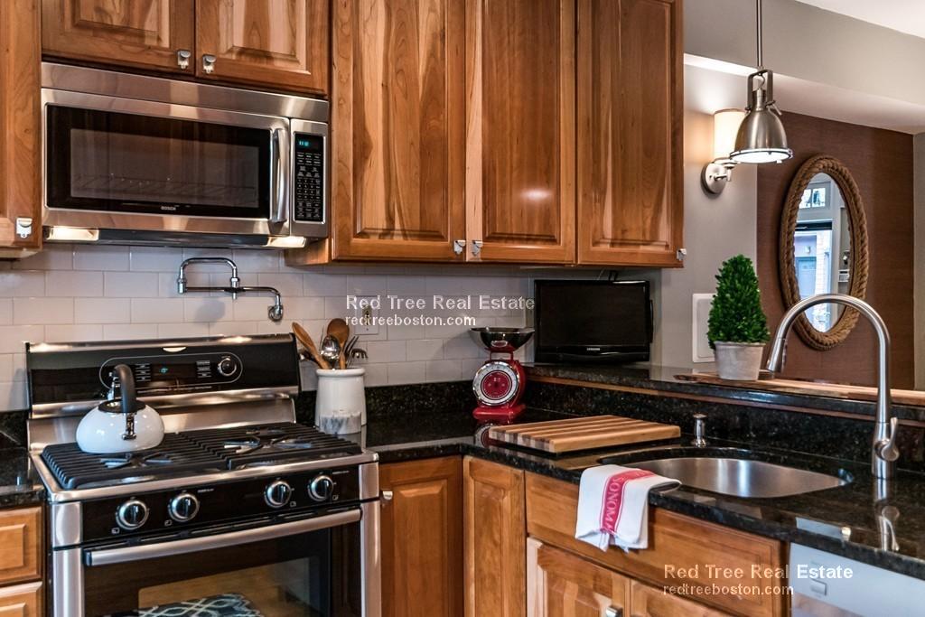 1 Greenwich Ct, Roxbury