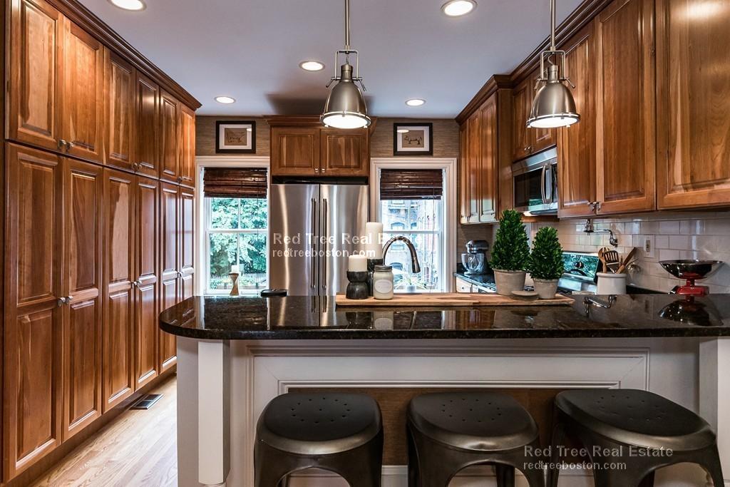 1 Greenwich Ct, Roxbury